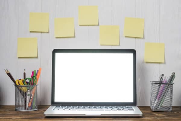 Procure organizar papéis ao invés de deixá-los espalhados Procure organizar papéis ao invés de deixá-los espalhados