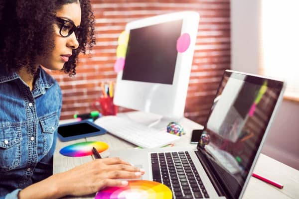 Como é a performance dos infográficos em dispositivos móveis