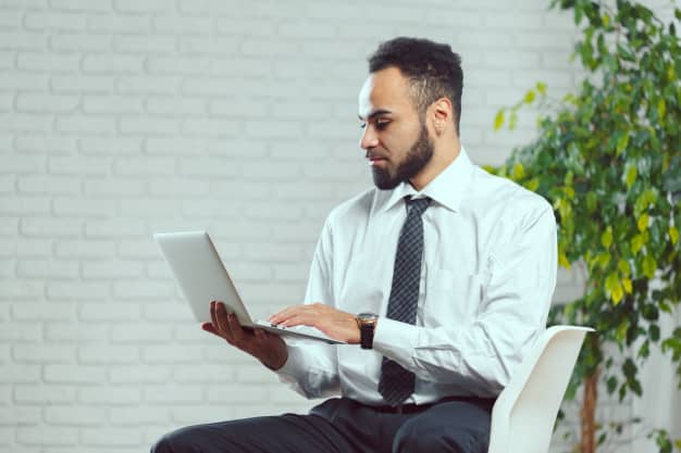 google é o primeiro passo de compra dos brasileiros: descubra Fonte: Freepik