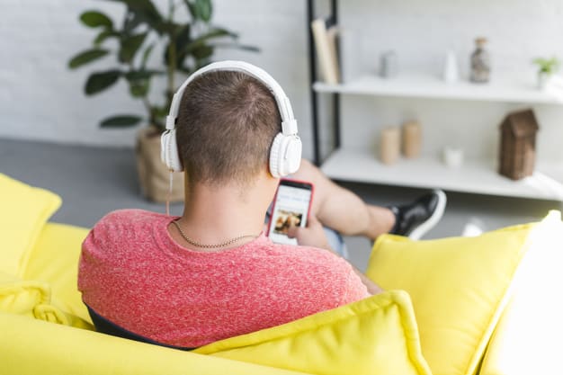 Um podcast é fruto de trabalho e reflexão. Fonte: Freepik