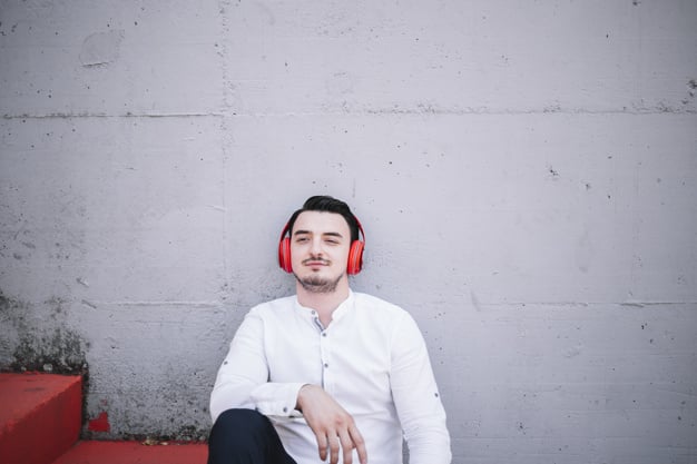 O conceito de podcast surgiu em 2004