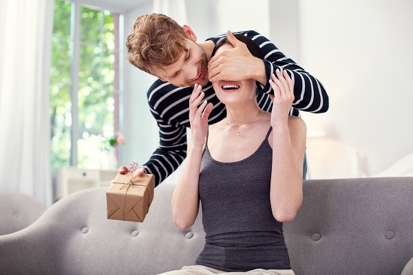 Como aproveitar o Dia dos Namorados para vendas: Confira! Fonte: Freepik